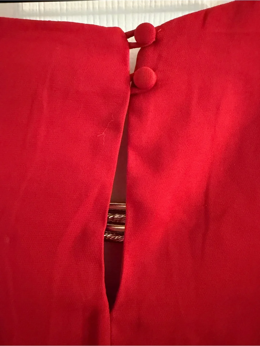 White House Black Market Red Sleeveless Blouse XL Gold Hardware Keyhole Top - Picture 5 of 6